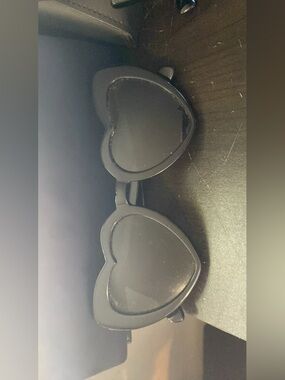Black Heart-Shaped Sunglasses Saint Laurent with official
Paperwork